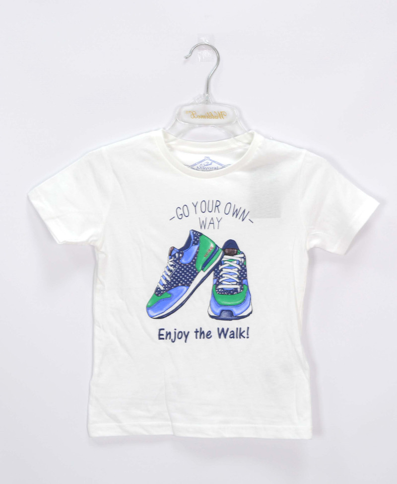 детская футболка белая с кроссовками фот
