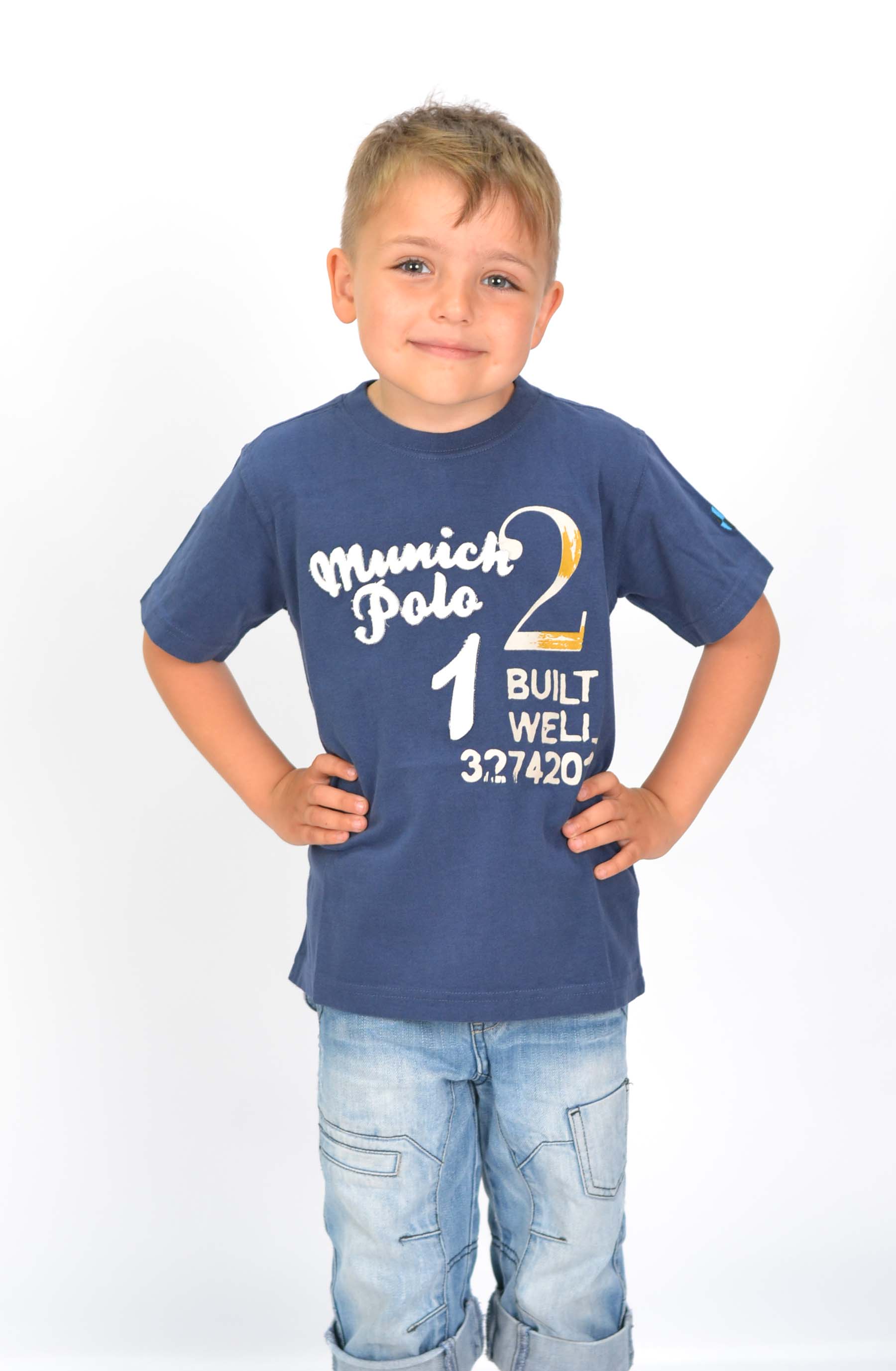 Синяя футболка для мальчика с надписью