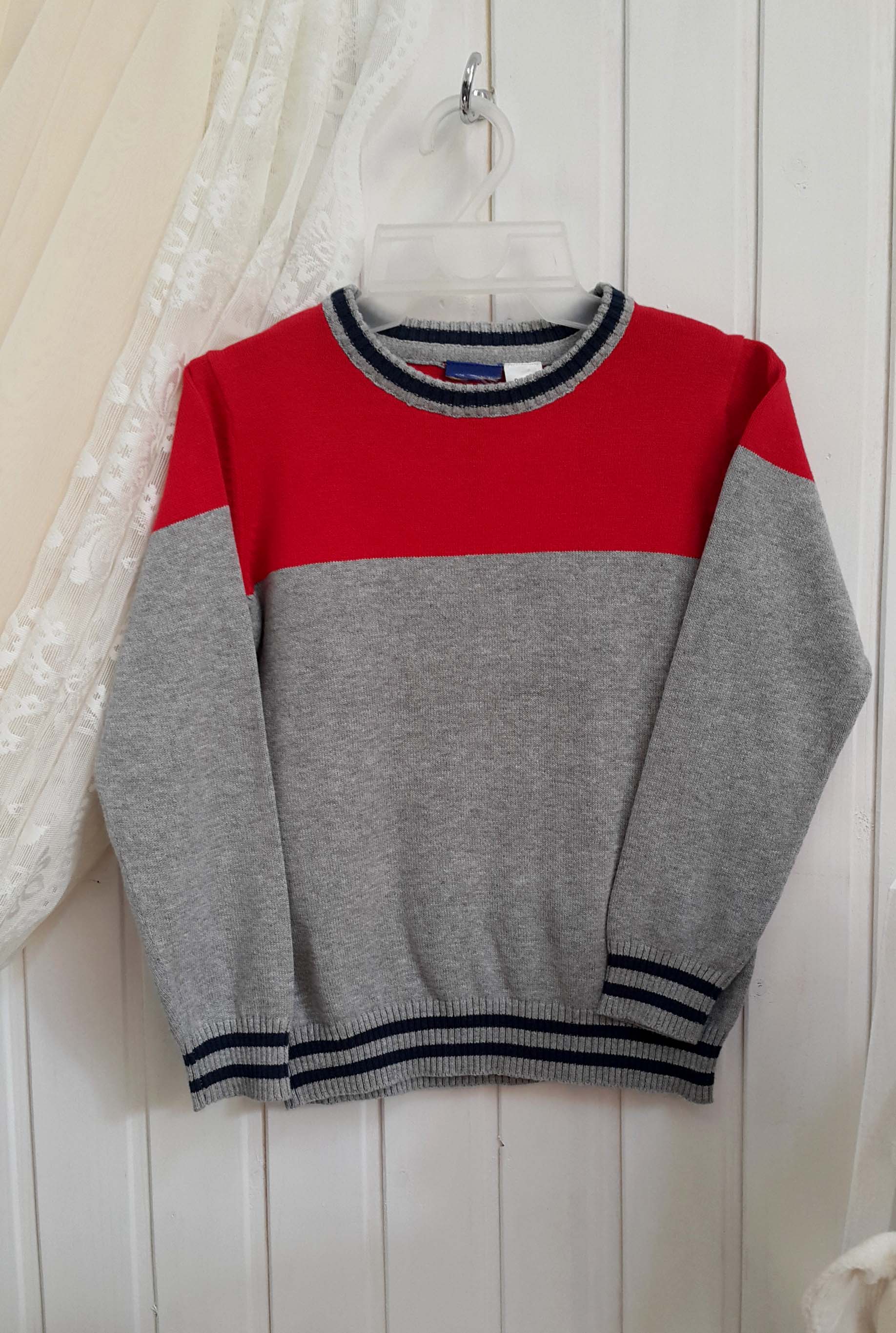Теплый свитер для мальчика в серо-красном цвете