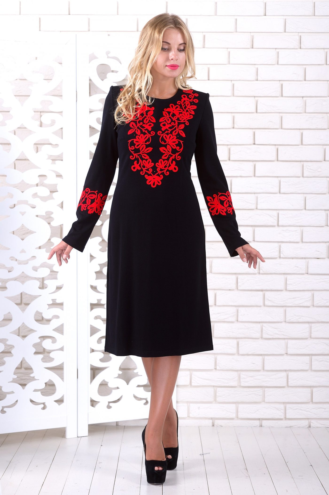 Классическое женское платье с элегантной красной вышивкой