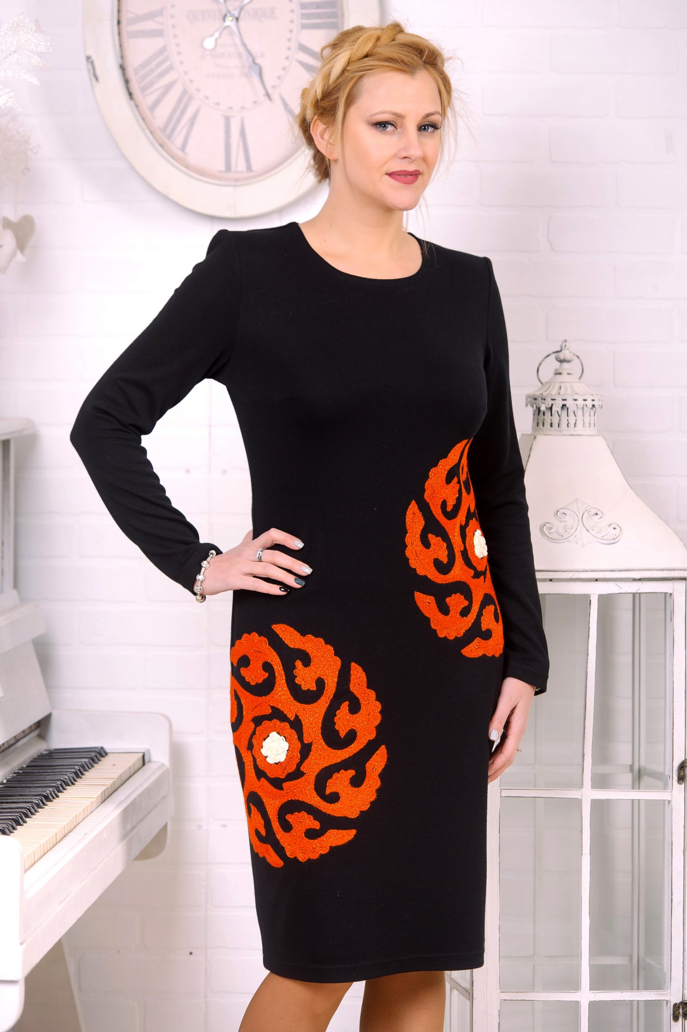 Элегантное черное платье с яркой оранжевой вышивкой
