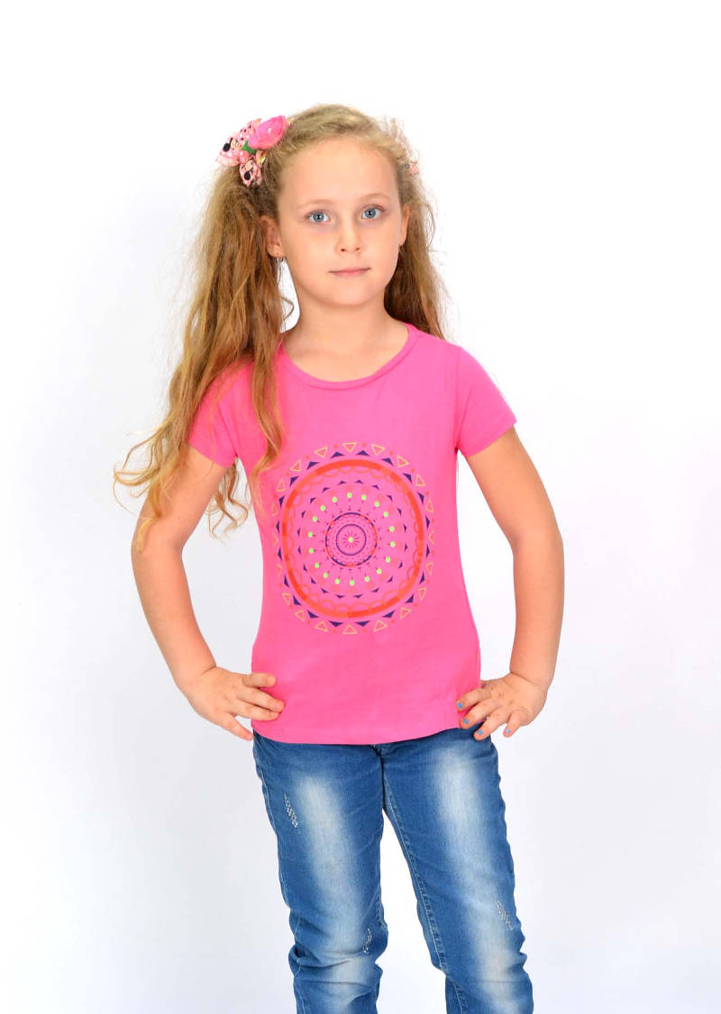 детская розовая футболка с орнаментом для девочки