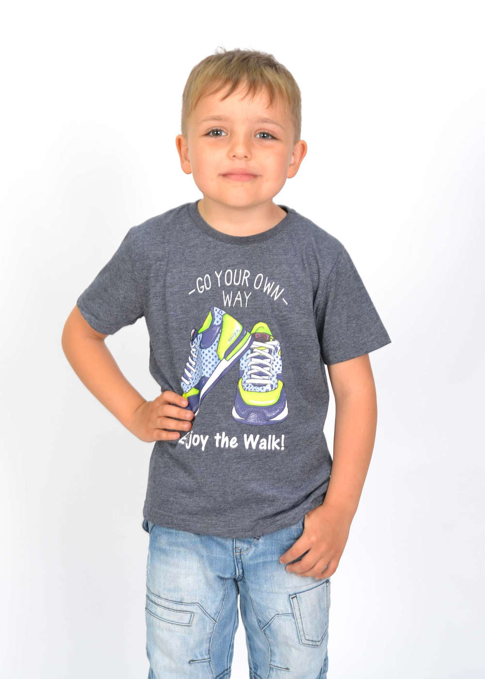Стильная футболка для мальчика с рисунком в сером цвете