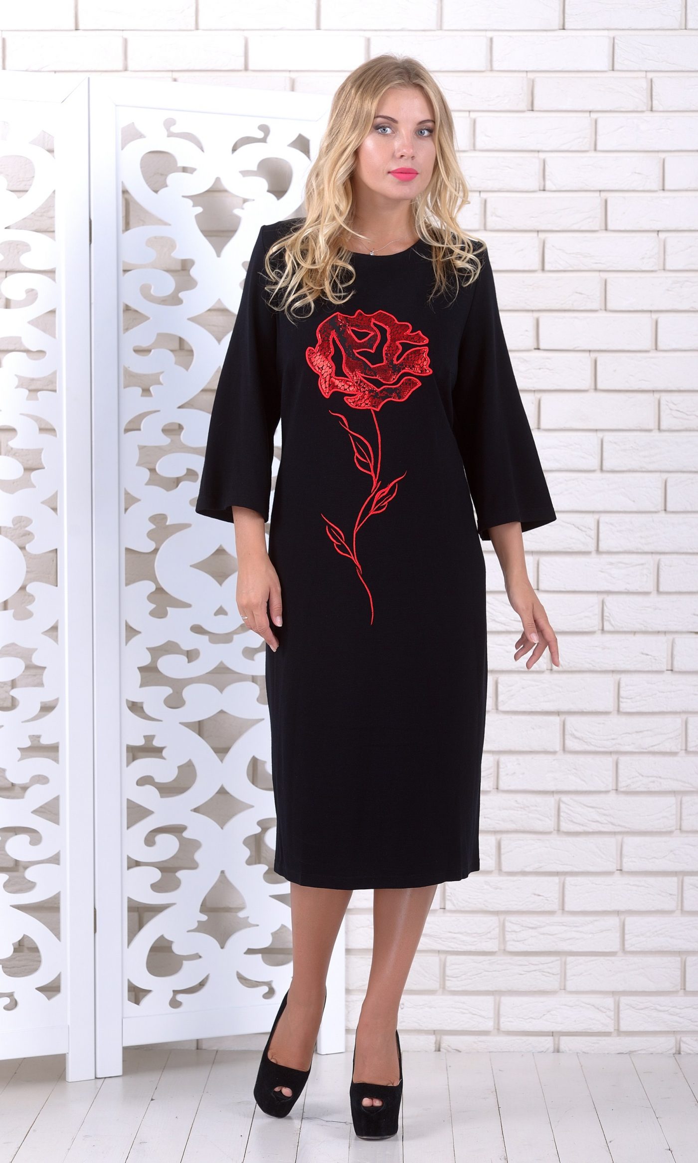 Платье черное с вышивкой красная роза