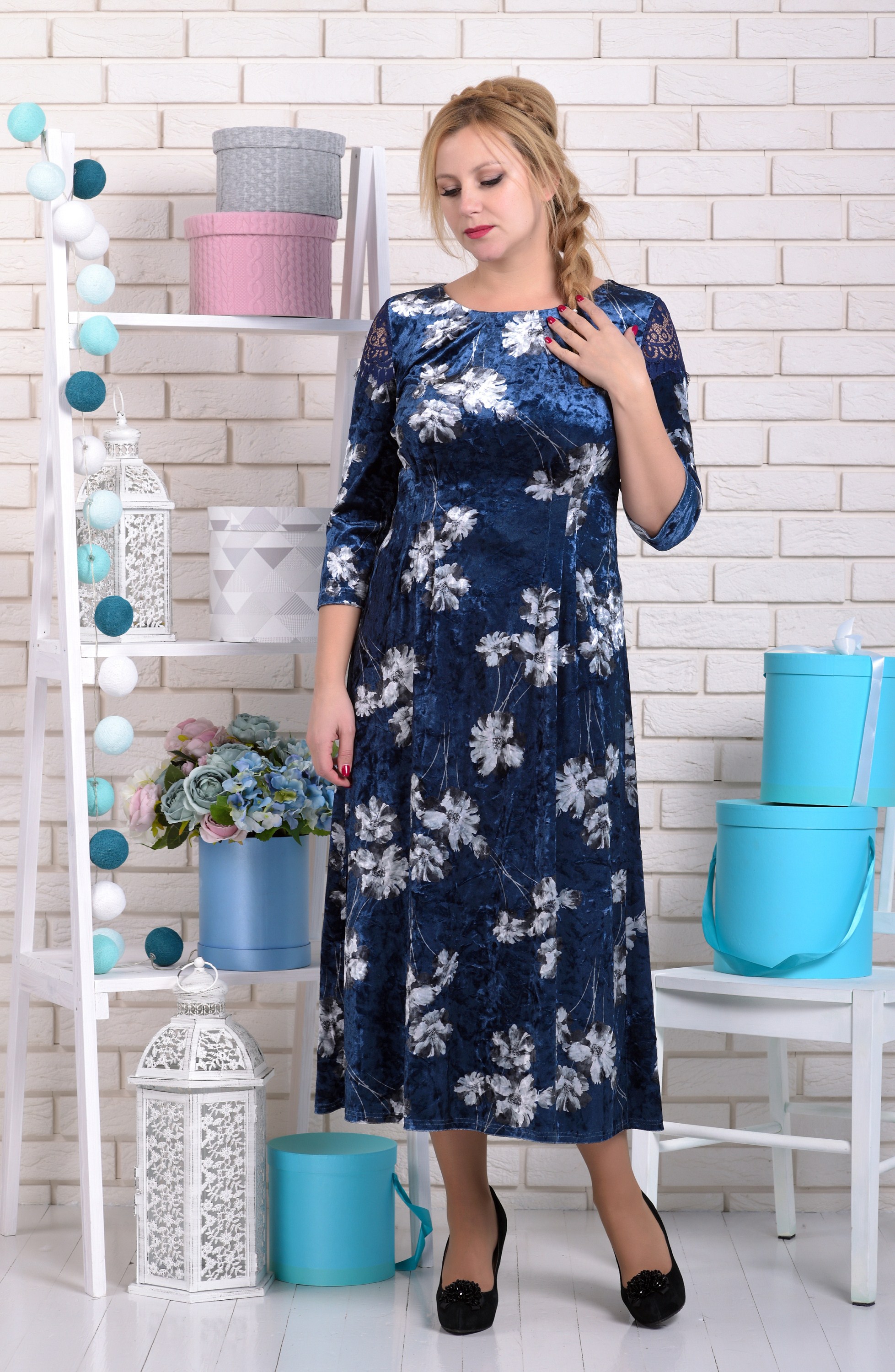 Женственное длинное платье из темно-синего бархата с цветами