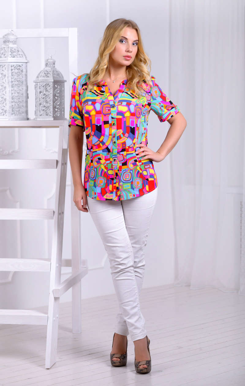 блуза штапельная c цветастым геометрическим рисунком фото