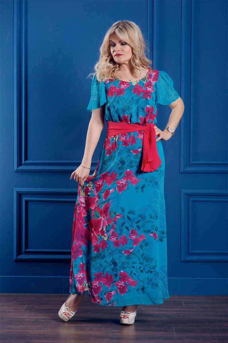 длинное синее платье с красными цветами и поясом фото