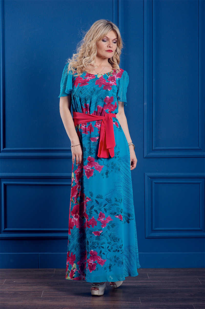 длинное синее платье с красными цветами и поясом фото