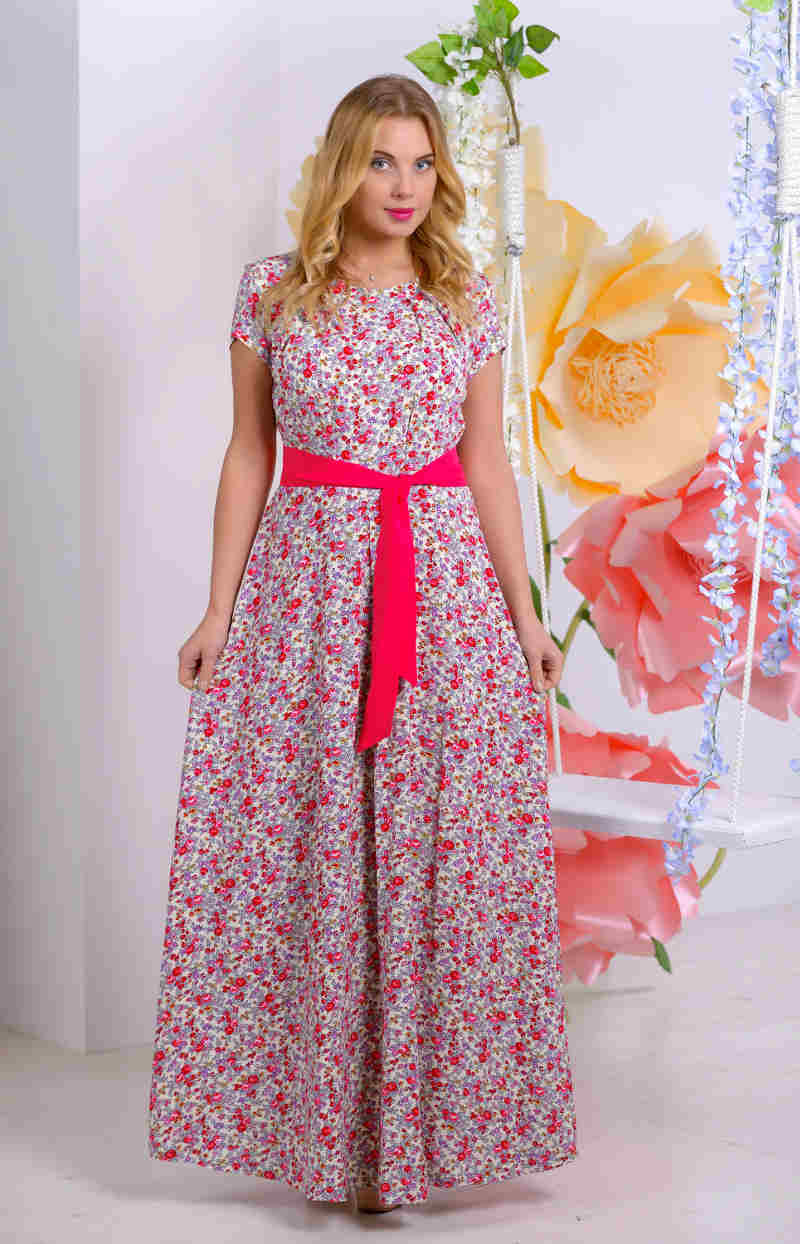 летнее платье с цветами и ярким поясом в пол большого размера