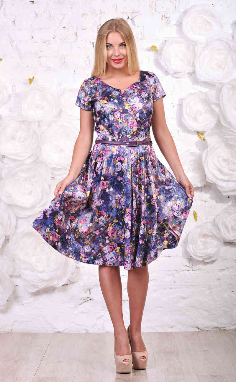 летнее платье с расклешенной юбкой и цветастым фиолетовым рисунком большого размера