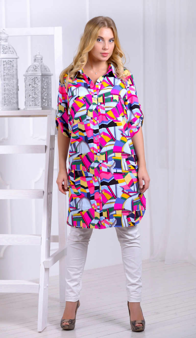 яркая женская блуза большого размера с геометричным рисунком фото